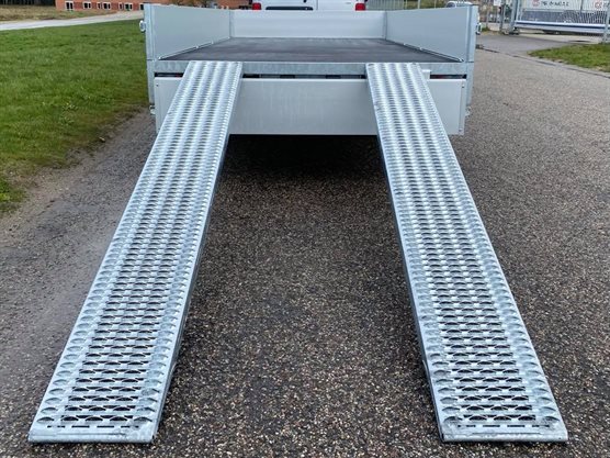 ASX 2500-325 ladtrailer med skridsikre stålramper