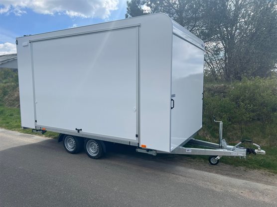 TP 420 udstillingsvogn med tribune og trappe med gelænder - lukket