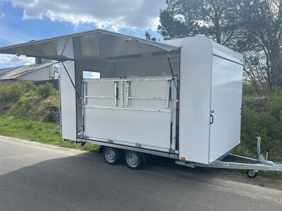 TP 420 udstillingsvogn med tribune der nemt kan gøres klar til brug