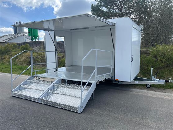 TP 420 udstillingsvogn med tribune og trappe med gelænder der kan afmonteres