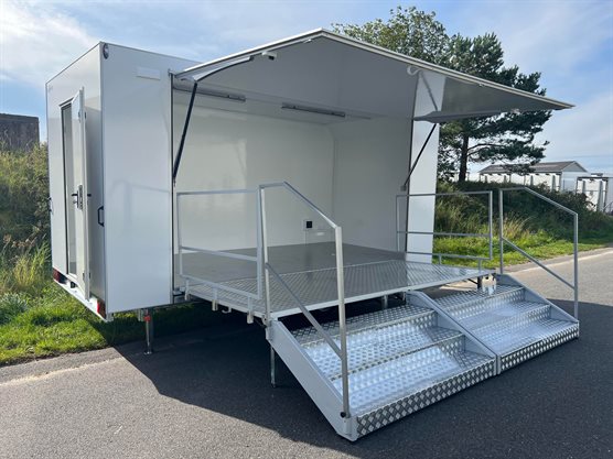TP 470 mobil udstillingsvogn showroom med tribune og trappe med gelænder