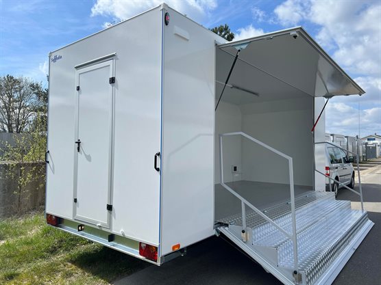 TP 550 mobil udstillingsvogn med trappe og gelænder og dør i bagende