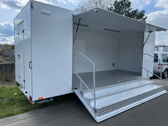 TP 600 mobil udstillingsvogn med trappe og gelænder
