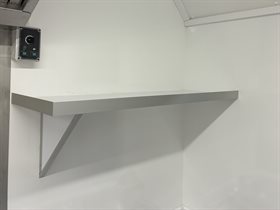 Hylder på bagvæg Aeroline 421 salgsvogn