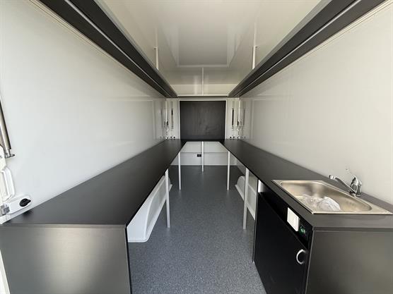 Mobil luksus udskænkningsvogn med flotte sorte salgsdiske