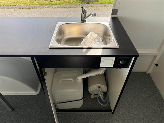 Mobil luksus udskænkningsvogn med vask med koldt og varmt vand