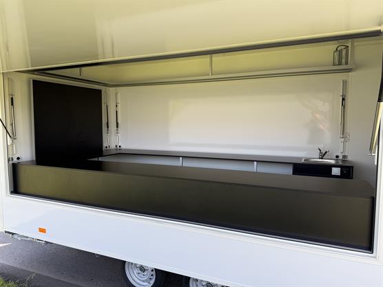 Mobil luksus udskænkningsvogn med overdækket salgsåbning