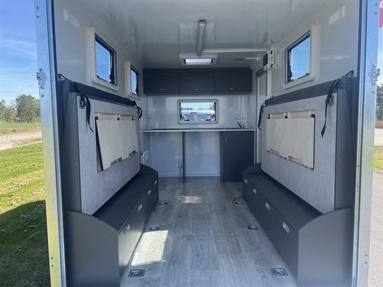 TP 360-1300 Sport Transport Cargo med opklappelige senge