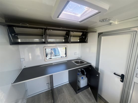 TP 360-1300 Sport Transport Cargo med skabe