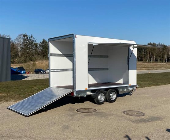 TP 360-2500 cargo/udstilling trailer m/rampe og stor sideklap