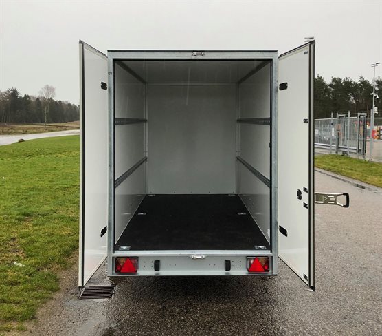 F.1336-1300 New Line cargo med døre bag og surringskinner