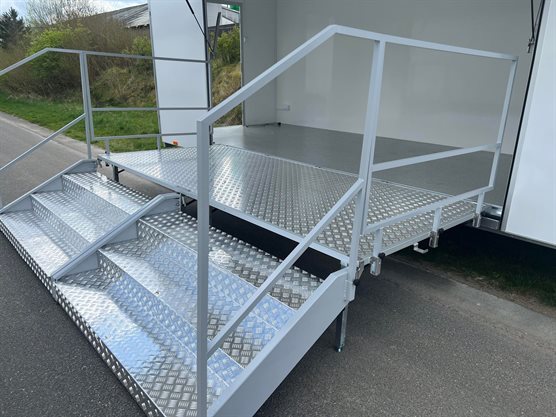TP 600 mobil udstillingsvogn med tribune og trappe med gelænder